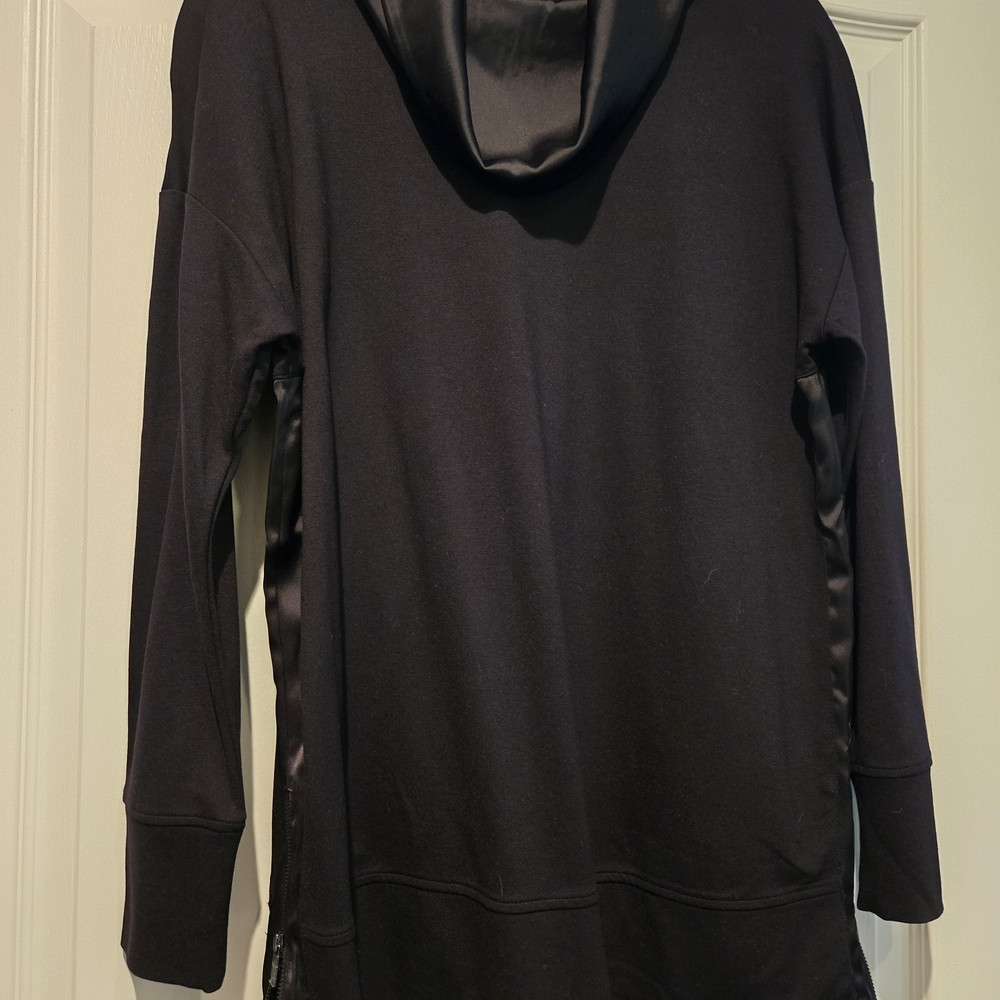 Jones New York signature top with satin trim. Has zipper on both sides of top